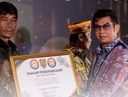 Bupati Kapuas terima penghargaan sebagai kepala daerah peduli radio