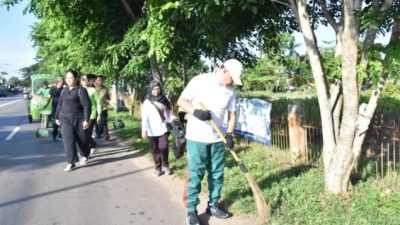 Dinas Kesehatan Kabupaten Kapuas Ikuti Kegiatan Jumat Bersih dan Hijau