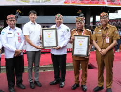 Kabupaten Kapuas Catatkan Rekor MURI Bermain Kecapi Sambil Bersenandung Karungut oleh Peserta Didik Terbanyak