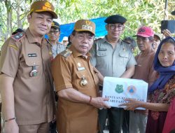 Bupati Kapuas Tinjau dan Serahkan Bantuan Korban Kebakaran di Desa Pantai