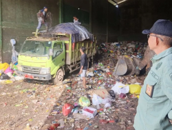 Petugas kebersihan di Kotim tetap bertugas saat libur Lebaran